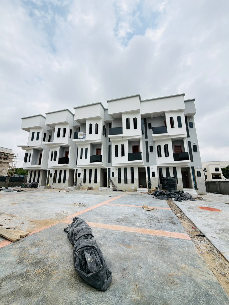4 BEDROOM TERRACE DUPLEX WITH BQ FOR SALE.