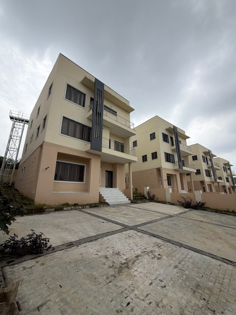 5 BEDROOM FULLY DETACHED DUPLEX WITH 1 ROOM BQ ATTACHED FOR SALE